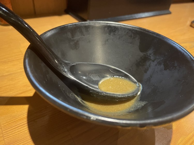 濃厚煮干しラーメンのスープもいただいた。どろっとして強烈な煮干しの味が口を包む。