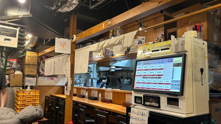 亀戸横丁の奥に現れるカウンター。隠れ家感が満載だ。