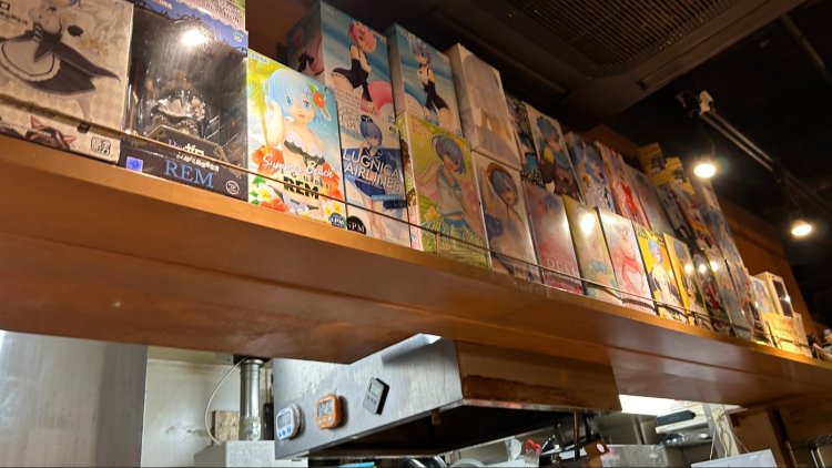 カウンターの上にずらりと並ぶフィギュア。