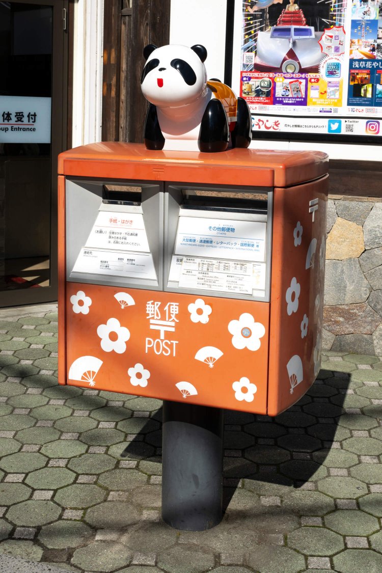待ち合わせするなら、パンダが乗ったポスト前で！