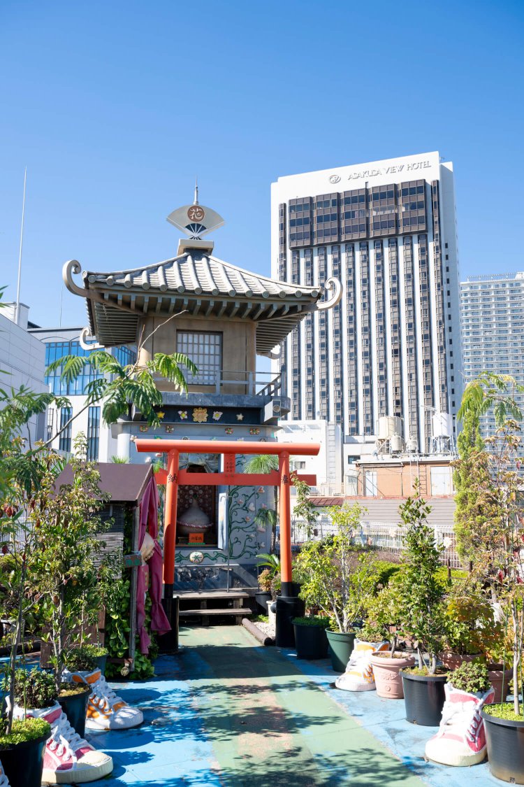 幸福の神様といわれるブラ坊神が奉られる「ブラ坊神社」。