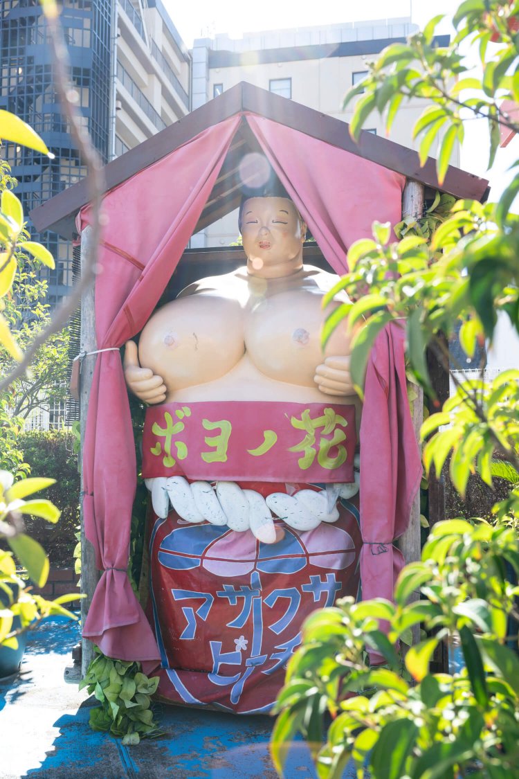 過去のアトラクション「見世物小屋」に設置されていた女力士のボヨノ花。