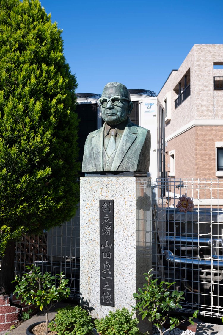 アトラクションメーカー時代の経営者・山田貞一氏の像。