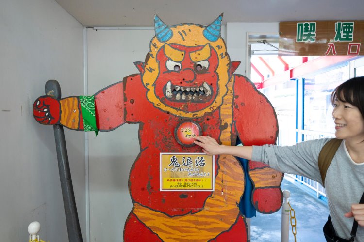 昔のアトラクション「鬼退治」がひっそり残る。お腹を押してみて。