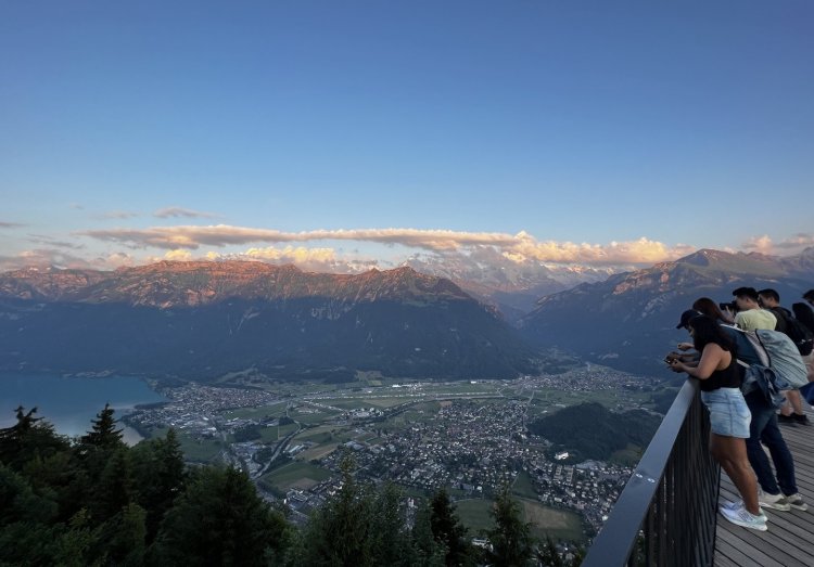 ハーダークルム展望台から。正面にアイガー、メンヒ、ユングフラウの三山を望む。