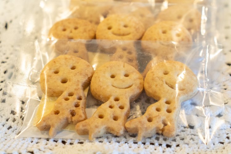 ザクザク食感のくらげっきー3個入り400円。