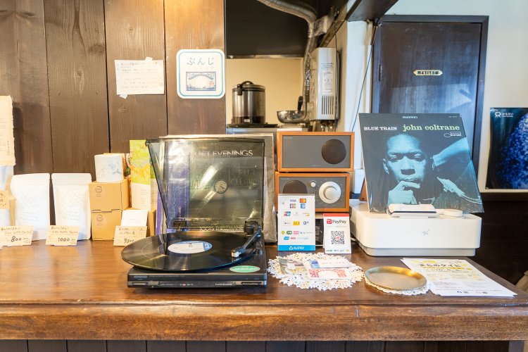 レコードプレーヤーを貰い受けたら、レコードも集まってきた。メンバーが元々持っていたものや買ったものは1枚もないらしい（笑）。