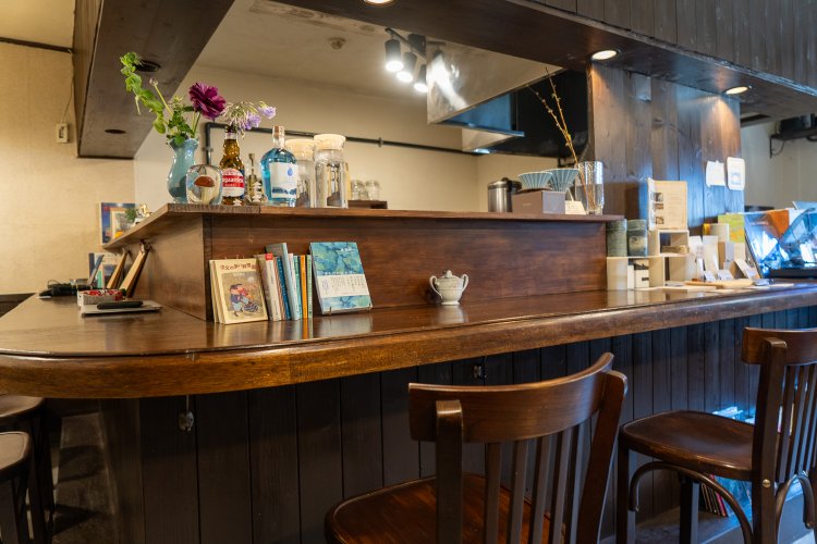 元は芋けんぴ屋さんだったという店内。元々あったカウンターを生かしている。