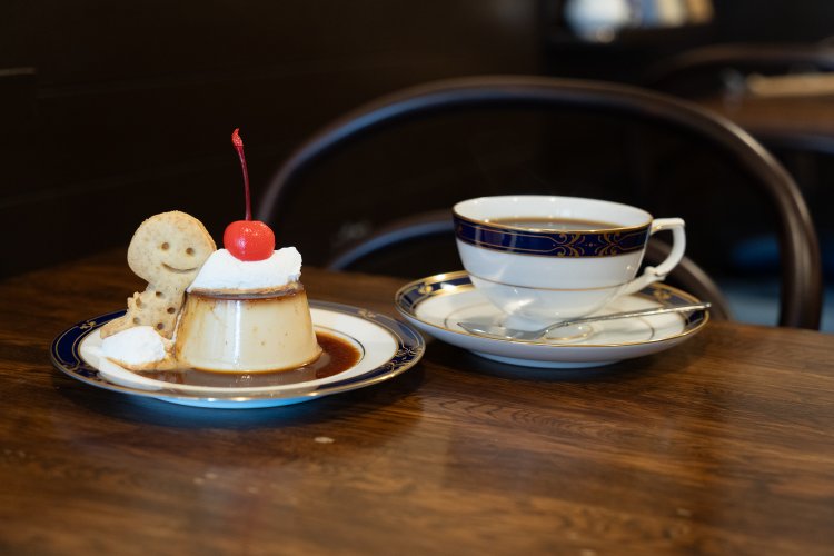 くらげっきーが付いたむにむにプリンは600円。自家焙煎の深煎り珈琲は600円。