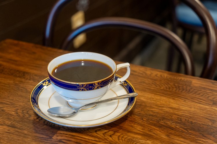 コーヒーは深煎りと中深煎りを用意。豆は同じだが精製方法に違いがある。中深煎り珈琲は650円。