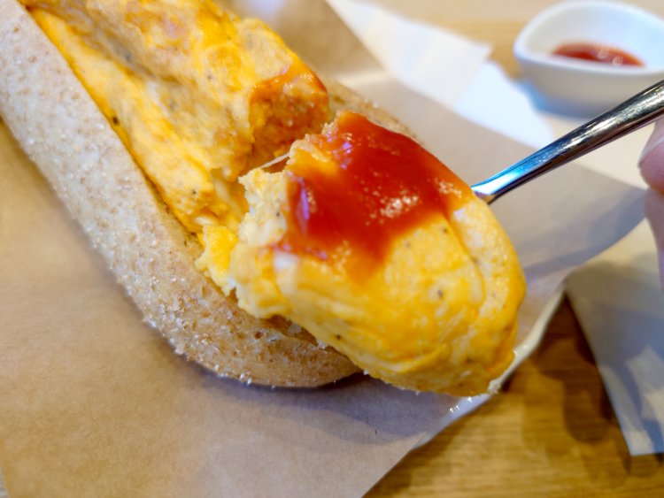 お好みでケチャップをつけると、卵の味がぐっと引き立つ。