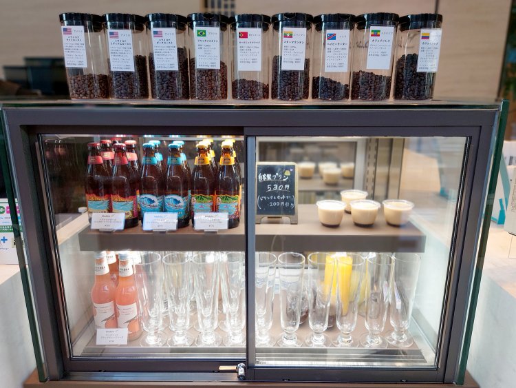 ハワイのコナコーヒーのほか、ブラジルなど世界各地の厳選した豆が並ぶ。