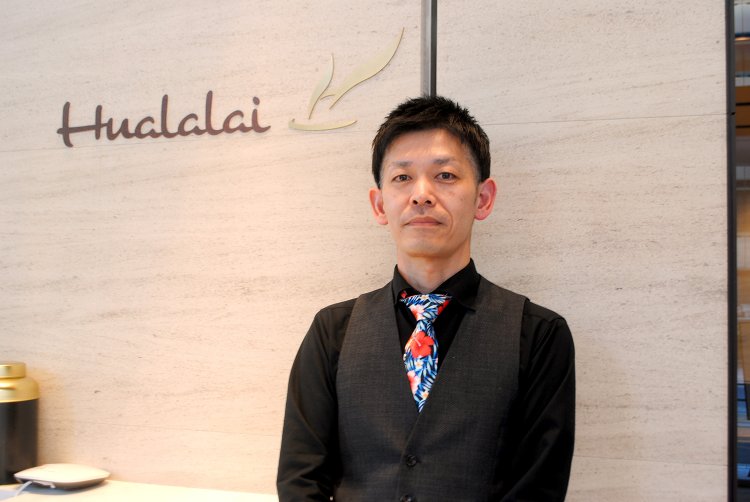 店長の小島和也さんはコーヒーに携わって10年の経験を持つ。