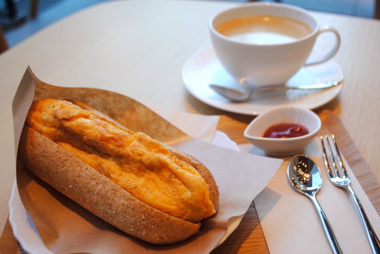 ふわとろエッグドッグ600円とコナブレンドコーヒー630円。