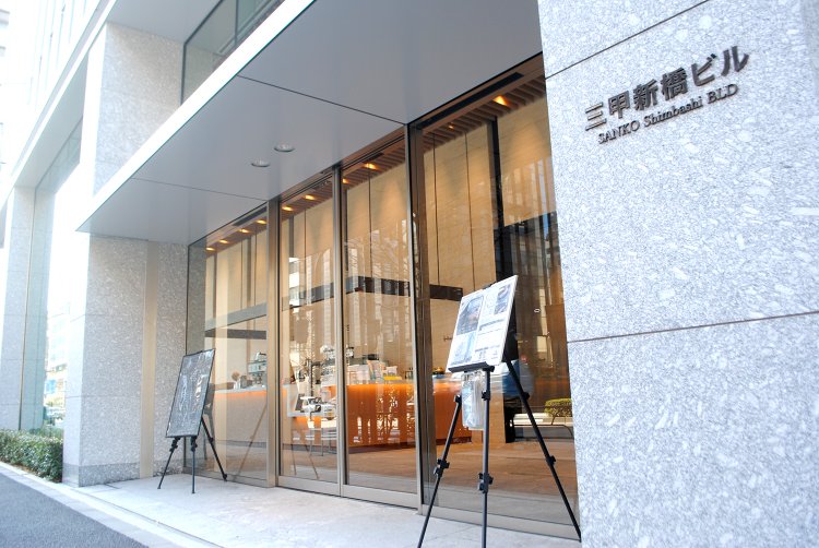 入り口はこちら。入って左がカフェで、まっすぐ進むと会社の受付。