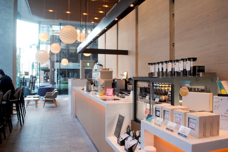 ゴルフボールをイメージした丸い照明が天井からぶら下がる。