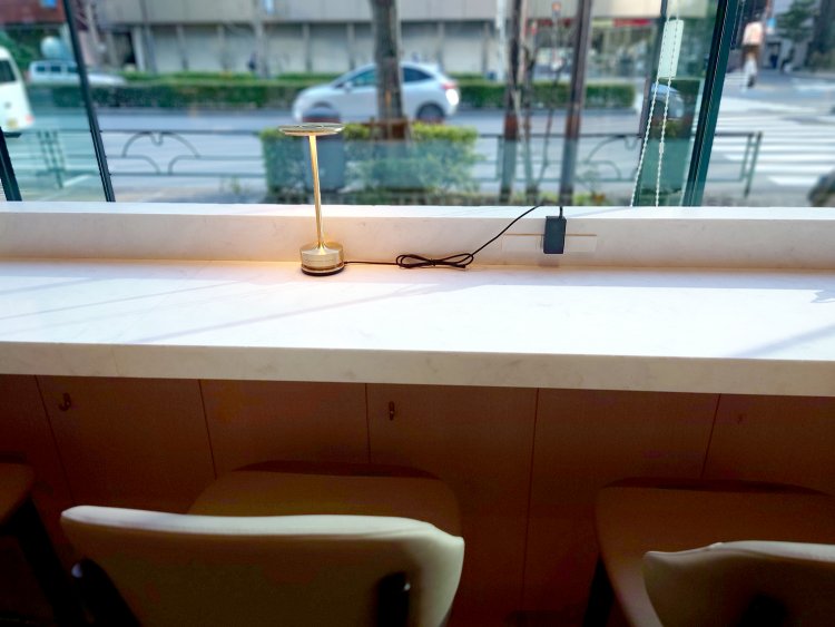 カウンター席には電源・Wi-Fiも完備。手元のライトもあってビジネス利用にも便利だ。
