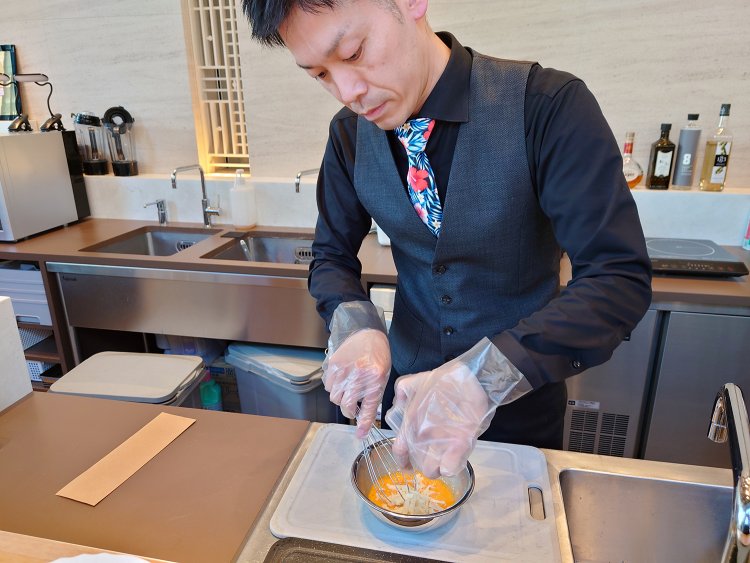 店長の小島和也さんが、卵を手際よく調理していく。後ろの壁にあるのがプラスチックパレット表面の形状をイメージしたデザイン。