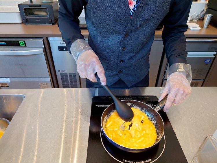 卵2個にチーズも入れるのがポイント。とろとろの卵とチーズを手早くかき混ぜて……。