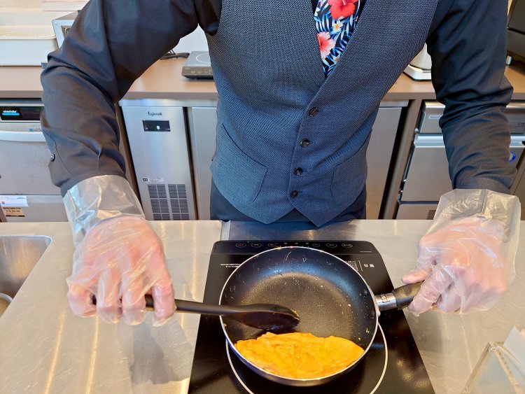 あっという間に半月型のオムレツに。