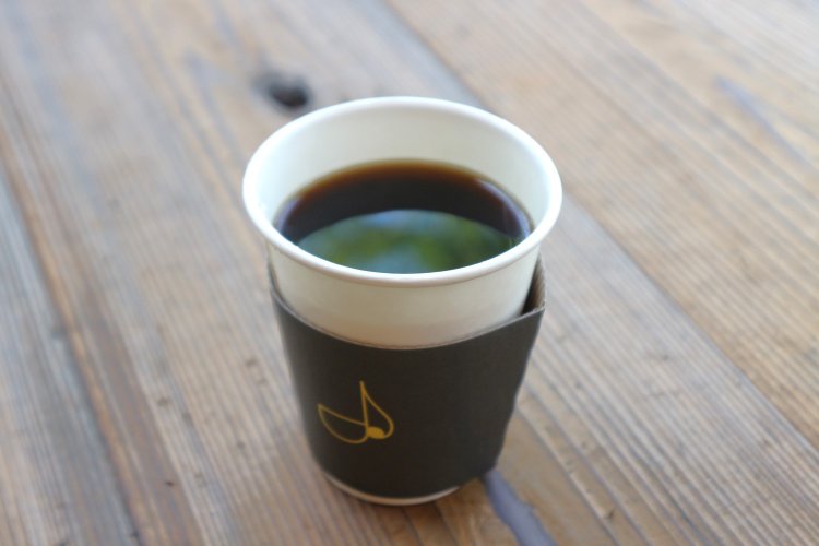 オーガニックブレンドコーヒー（レギュラー・ホット）450円。香ばしく豊かな香りに癒やされる。