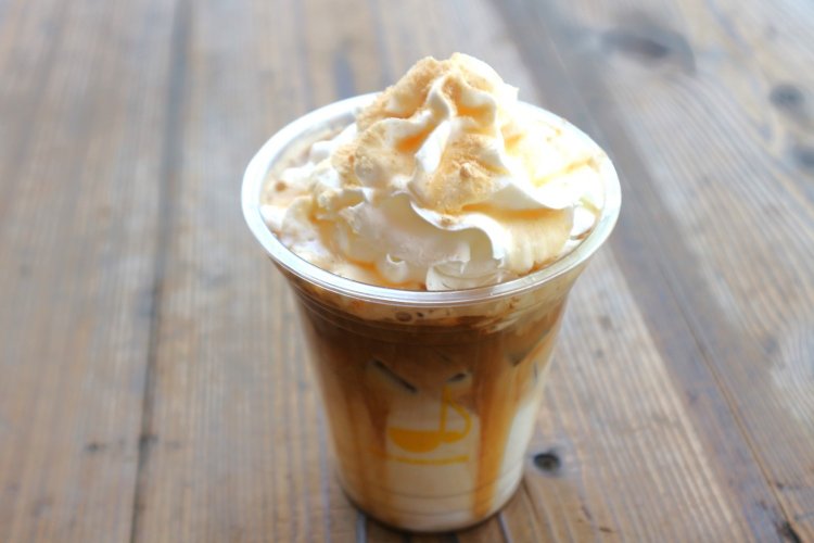 バタースコッチラテ（アイス）600円。テンションが上がるたっぷりの生クリーム！