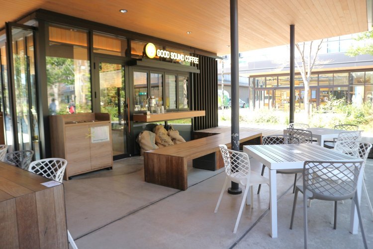 店の外にはたくさんのテラス席を完備。