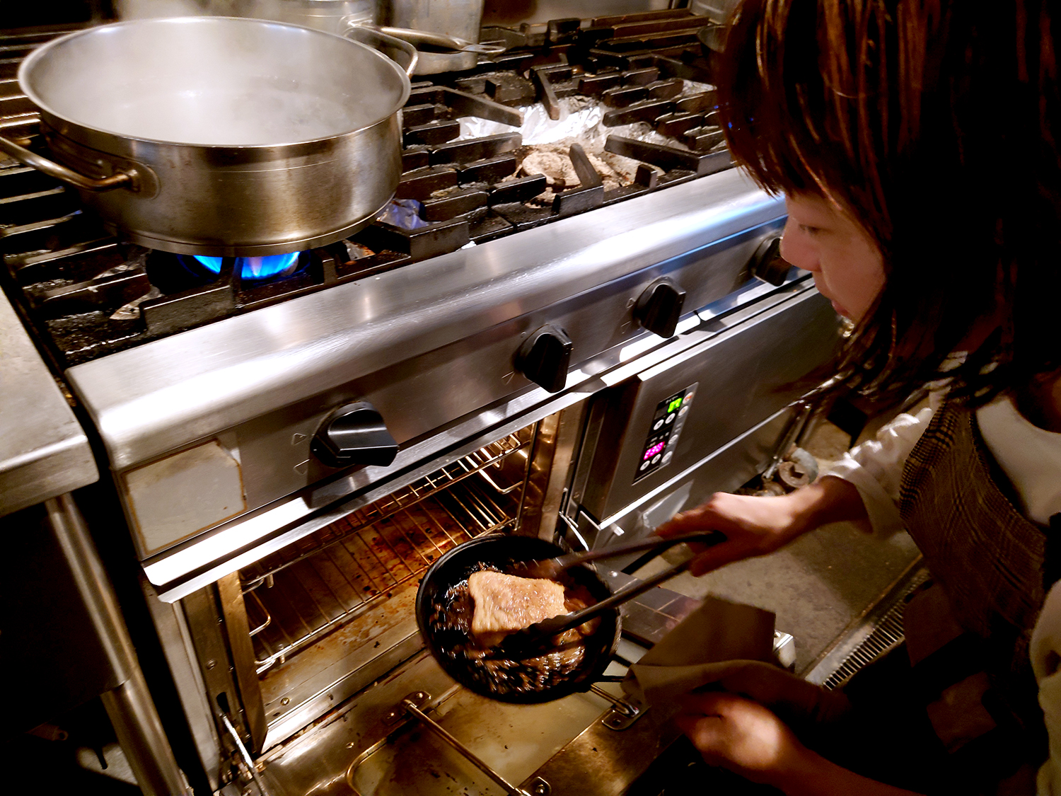フライパンで焼いた後、オーブンでキャラメリゼ仕上げ。