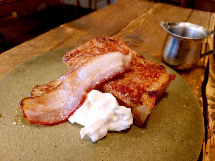 フレンチトースト 自家製ベーコンとブッラータチーズ1560円。香ばしい匂いがたまらない！