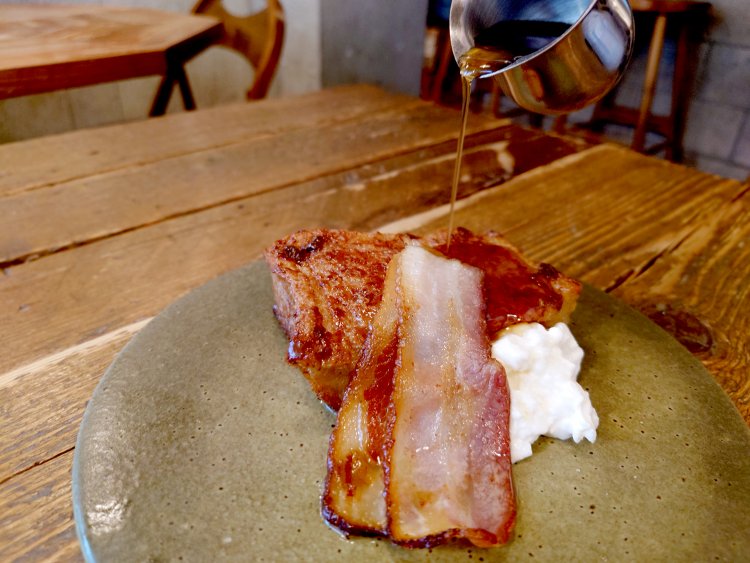 甘いもの好きなら、別添えのメープルシロップもどうぞ。