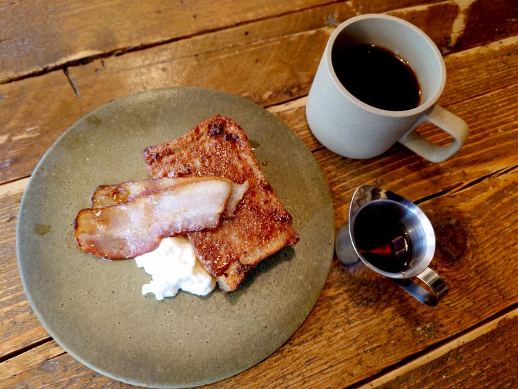 フレンチトースト 自家製ベーコンとブッラータチーズ1560円とブレンドコーヒー500円。