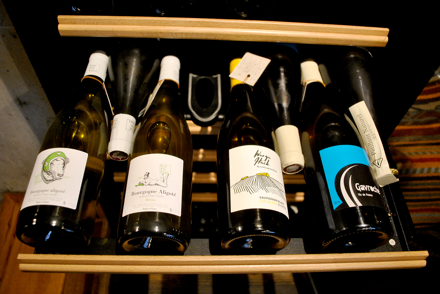 自然派ワインが大きなワインセラーにずらりと並ぶ。