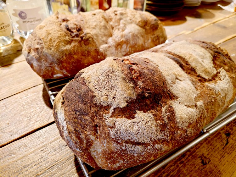 夜用のカンパーニュも毎日焼き立て。くるみを入れたりと日によって変わる夜のパンも魅力的。