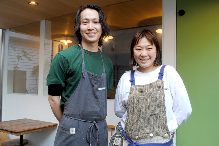 実は無類のパン好きという諸藤さん。左はディナーで腕を振るうシェフの内田さん。