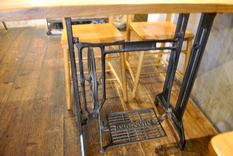 足踏みミシンをリメイクしたテーブル席も。
