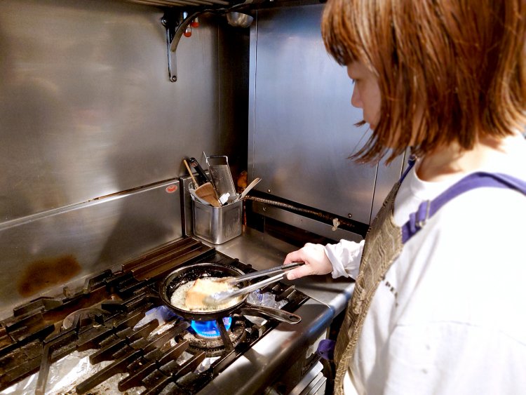 諸藤さんが卵液たっぷりのパンを一面ずつ返しながらじっくり焼いていく。