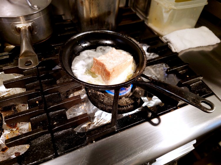 バターの香ばしい香りとともに、パンもだんだんいい色合いに。