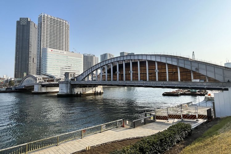 築地側から橋を望む。塗装工事中で木の板が貼られている。