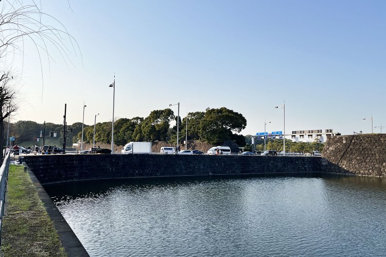 写真の通り土橋で、横から見ると石垣が美しい。