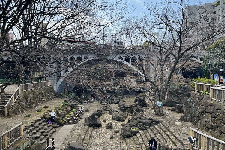 見上げてもやっぱり枝まみれだが、大きな三連のアーチ橋でかっちょいい。