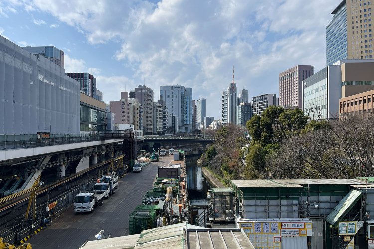 反対側（西側）は、JR御茶ノ水駅改良工事の足場が広がっている。