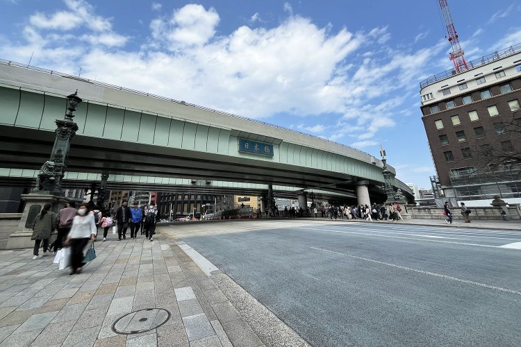 橋を渡る前の景色。「日本橋」と書かれている高架は日本橋ではなく首都高なのでお間違いなきよう。