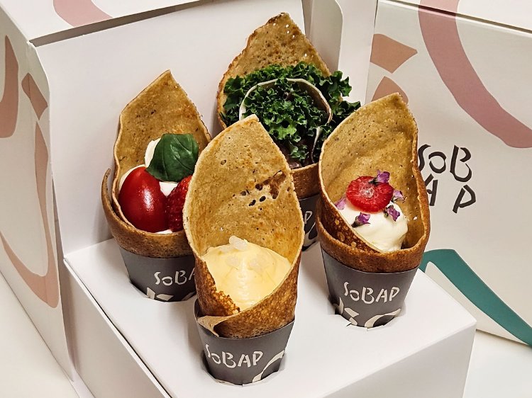 手前から時計回りに、カスタードクリーム360円、フルーツカプレーゼ490円、プロシュートケール490円、しそベリーレアチーズ390円、。