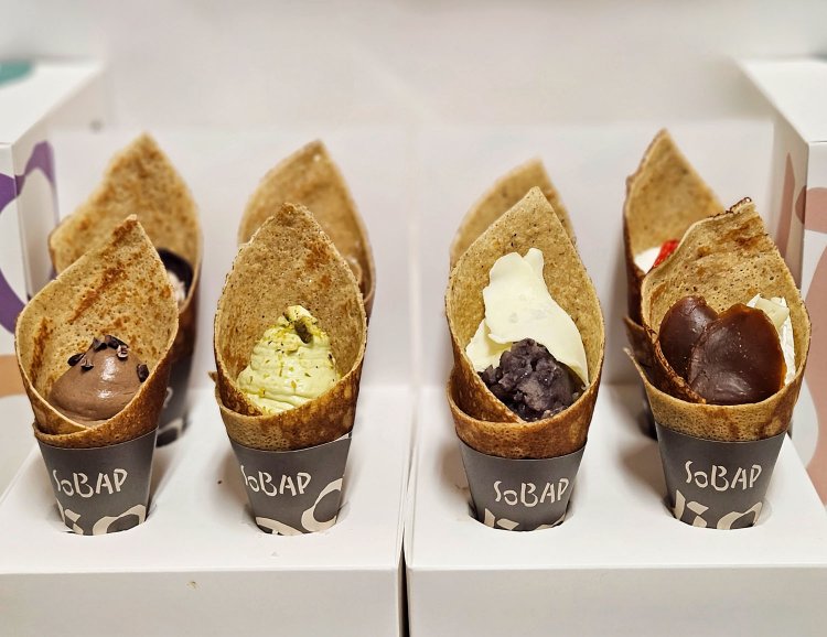 左から、チョコレートクリーム380円、ピスタチオクリーム460円、あんバタークリーム430円、塩キャラメルカマンベール450円。