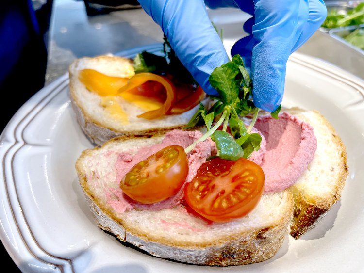 プチトマトと豆苗を飾って完成だ。