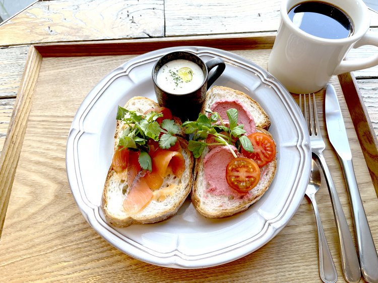 オープンサンド700円はミニサイズのスープ付き。ドリンクはプラス100円。