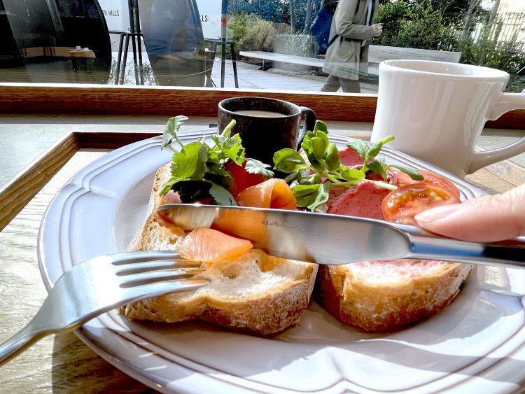 パンの外側はカリッと香ばしく、中はしっとりとして甘みがある。