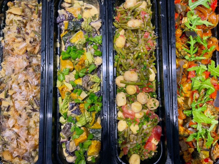 ライス、サラダ、サイド、メインを1つずつ選ぶランチデリプレートは1000円。(写真＝店舗提供)