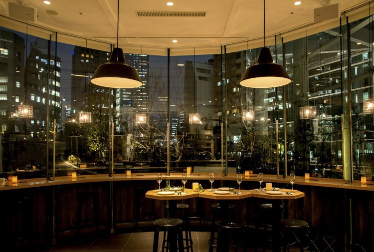 店内の光量を落としているから高層ビルの明かりがよく見える。(写真＝店舗提供)