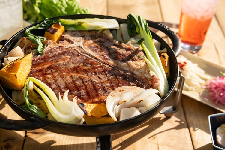 開放感のテラス席でバーベキューが楽しめる。※写真の肉は変わる可能性があります。(店舗提供)